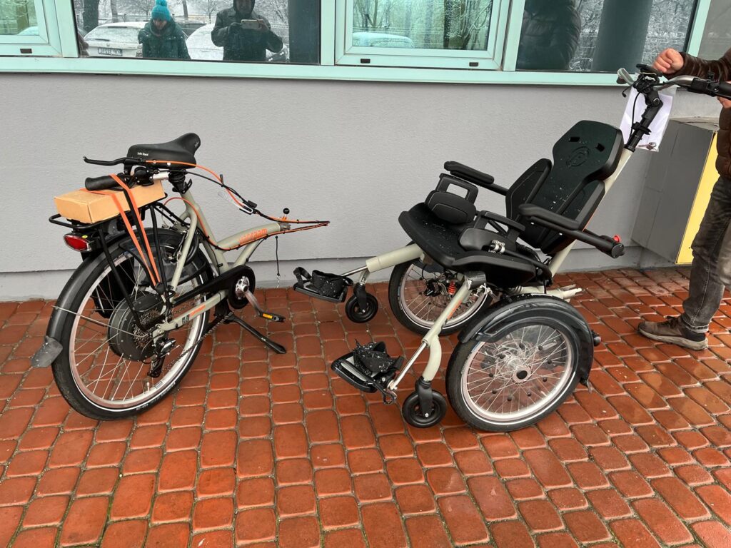 Riksza rozłączona składa się z dwóch części. Jedna to siedzisko dla jednej osoby z dwoma kołami i uchwytami w formie kierownicy. Samodzielnie stanowi wózek. Druga część to siodełko z pedałami i bagażnik z jednym kółkiem.